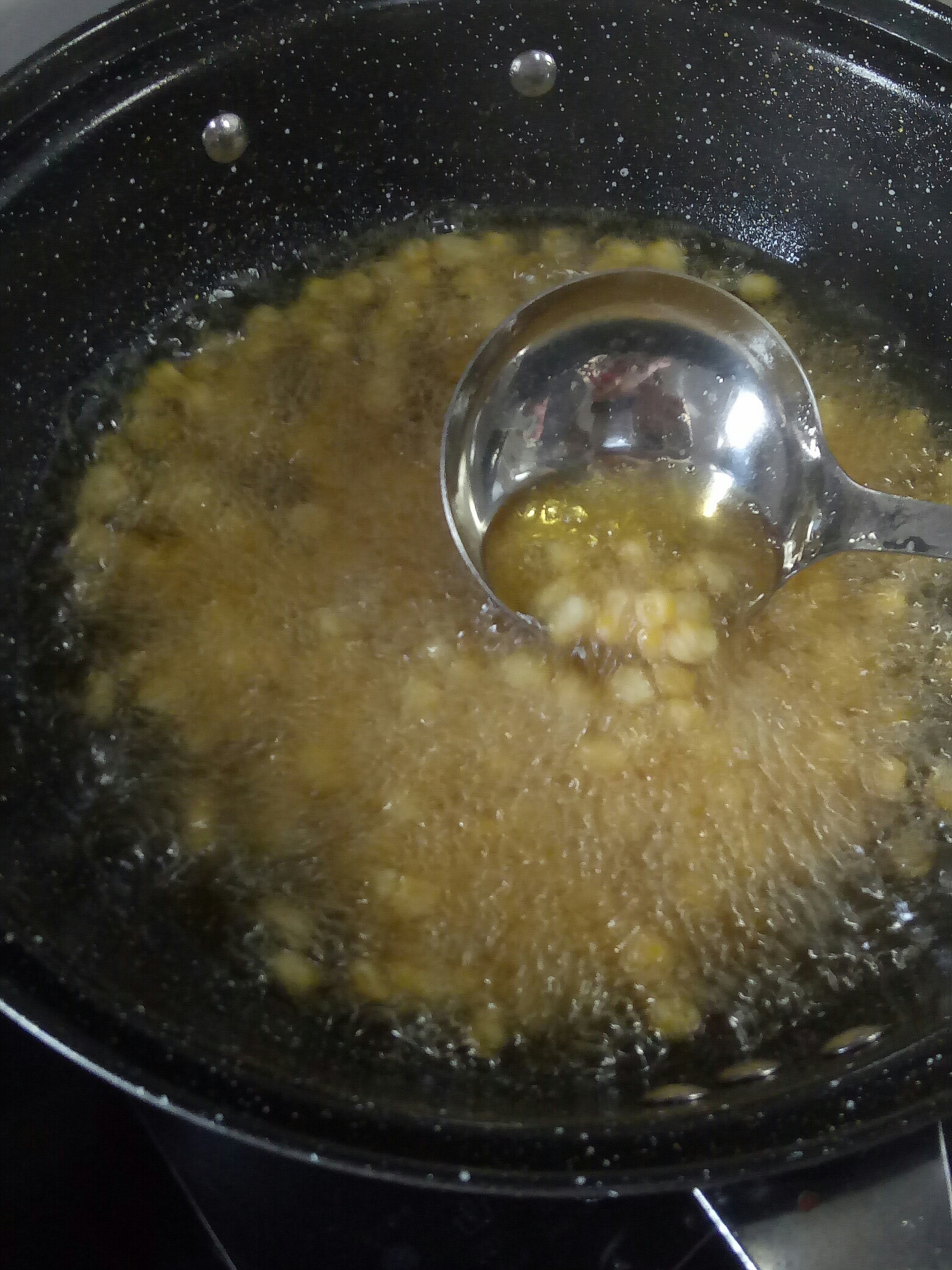 椒盐玉米的做法 步骤4