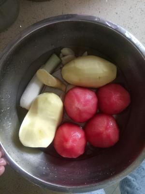 牛肉炖柿子土豆的做法 步骤1