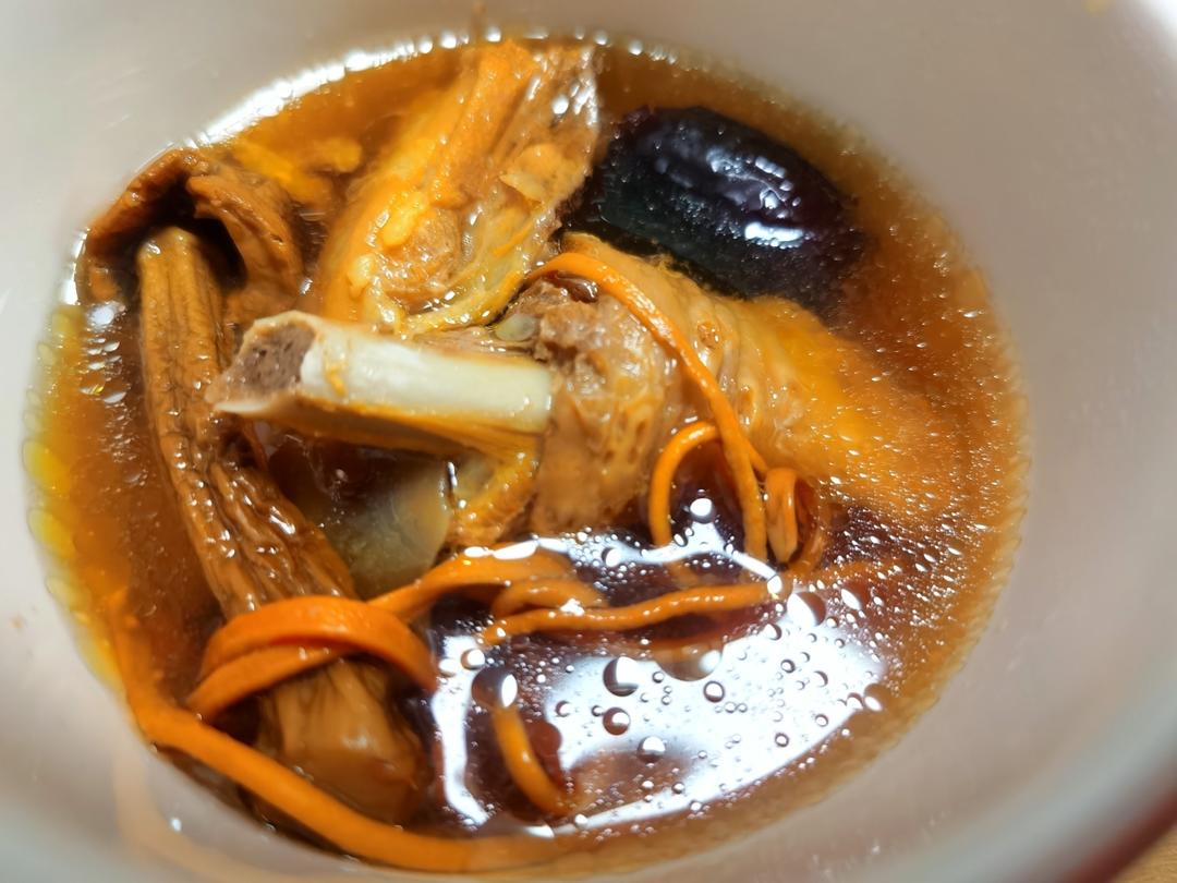 经典的姬松茸海底椰土鸡汤