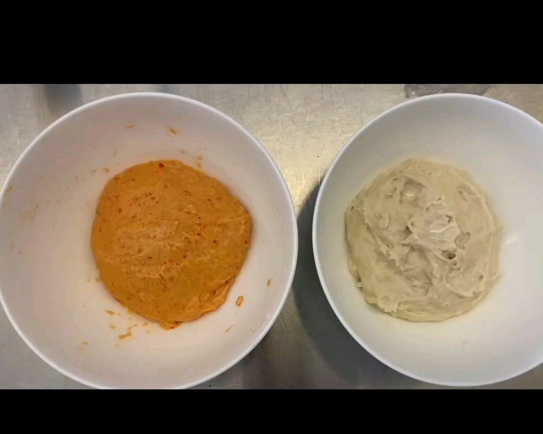 普罗旺斯风情烤甜椒芝士双色欧包的做法 步骤4
