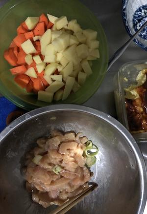 咖喱土豆鸡肉，4步完成✅简单易做工作餐的做法 步骤1