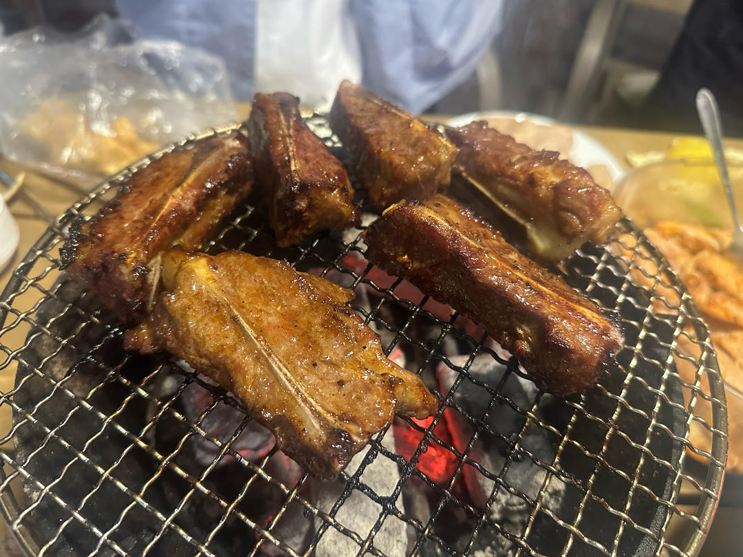 外焦里嫩！好吃到舔手指的蒜香烤排骨