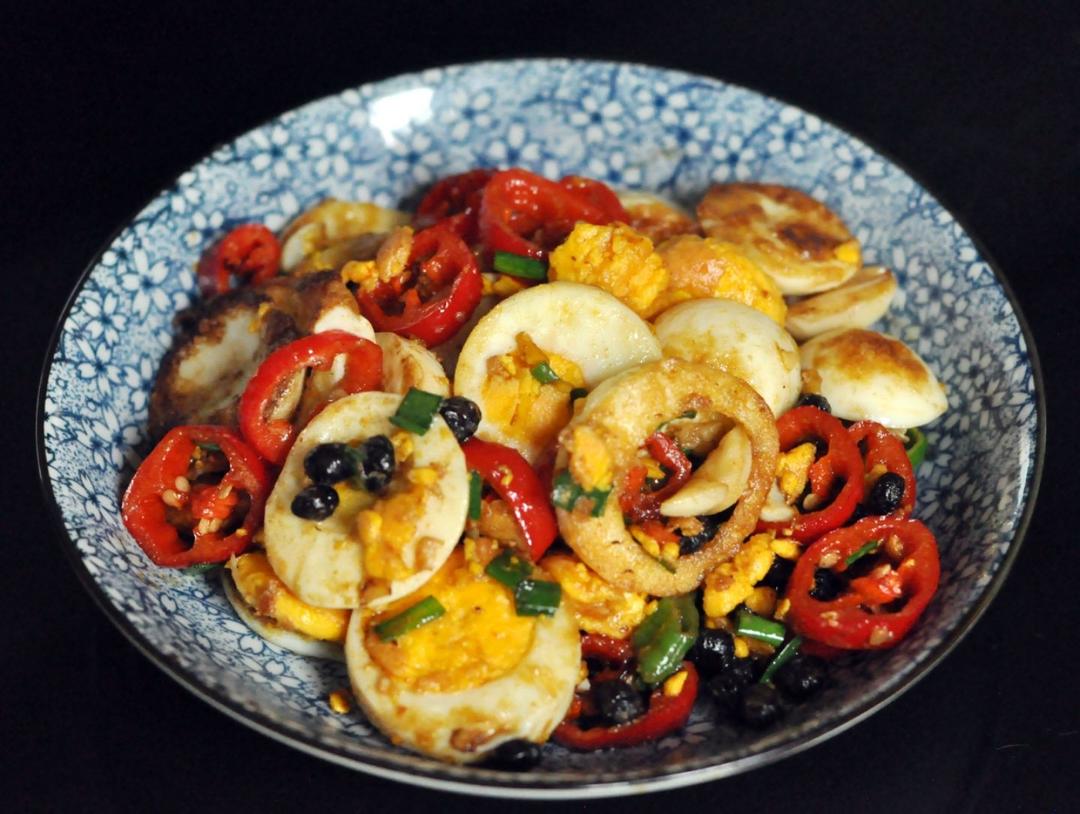 肥肥鱼的爸爸做的【金钱蛋】家常炒蛋,这个做法最入味!