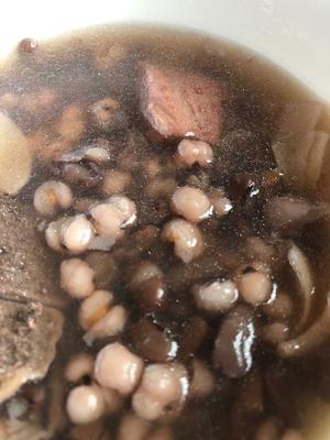 红豆薏米百合排骨去湿汤的做法 步骤4