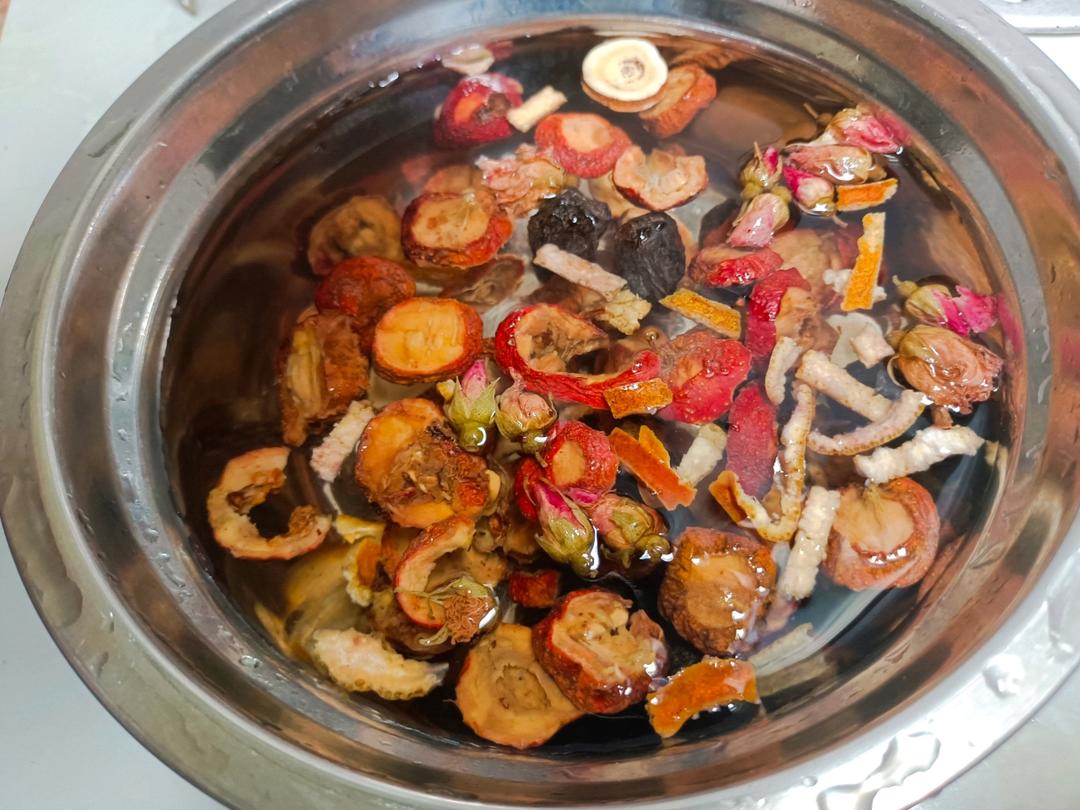 古法熬制酸梅汤（此方几乎无中药味孩子非常喜欢喝）