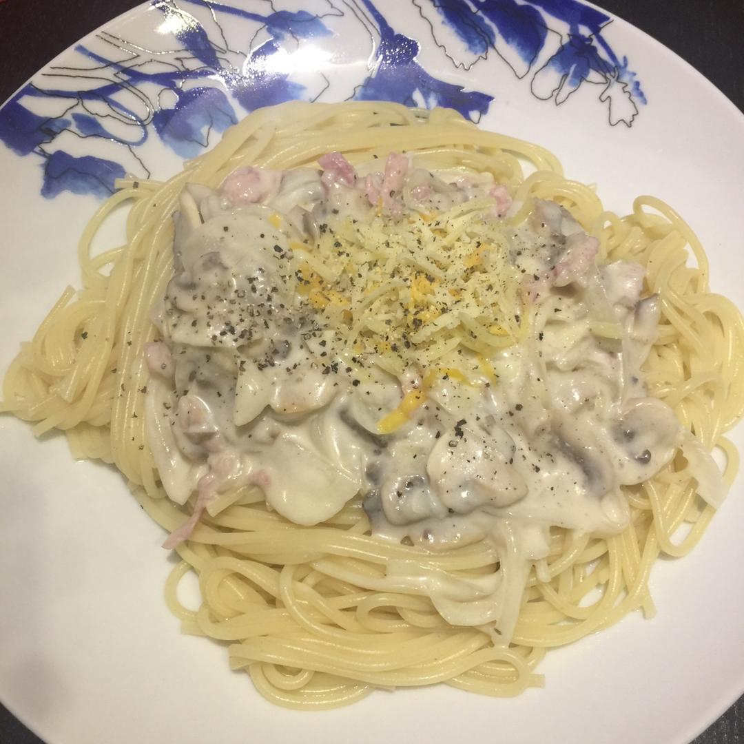 白蘑菇奶油培根意面