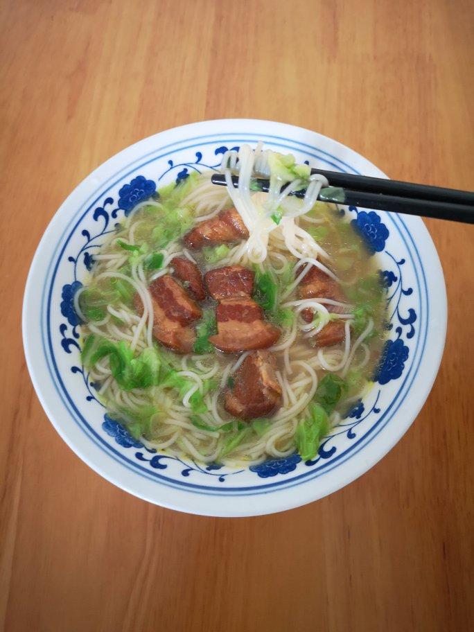 一碗热汤面