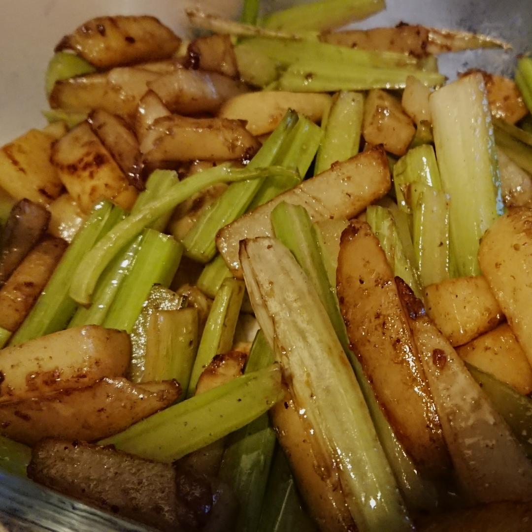 土豆炒芹菜
