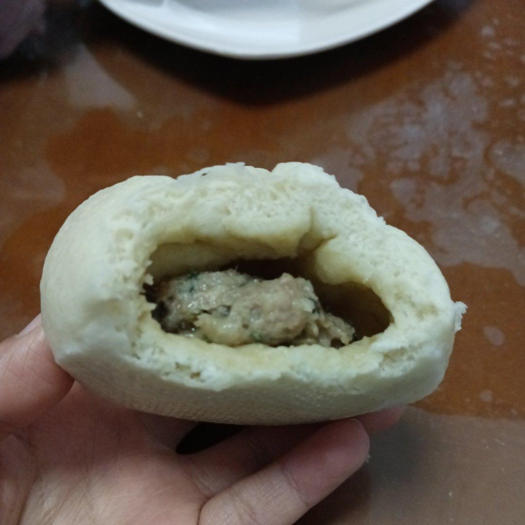 松软多汁的肉包子