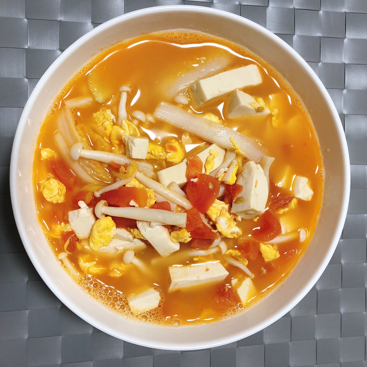 番茄鸡蛋豆腐白菜菇汤的做法