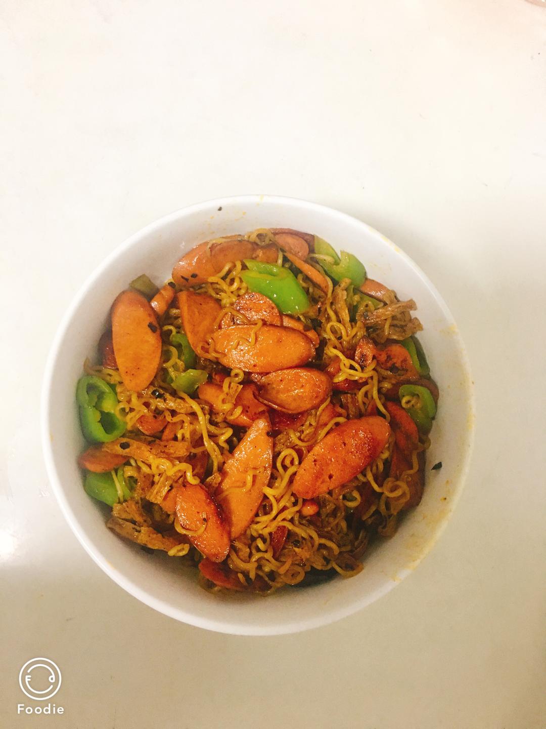 火腿辣条炒方便面