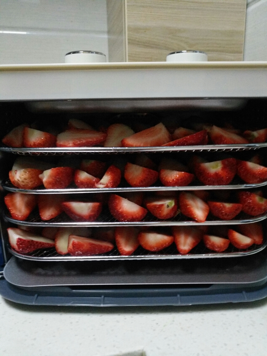 草莓干的做法 步骤1