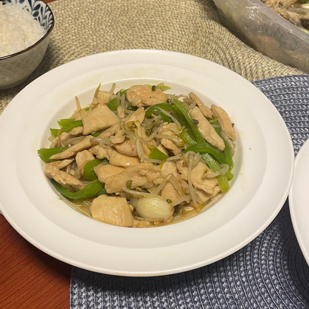 青椒豆芽炒鸡片