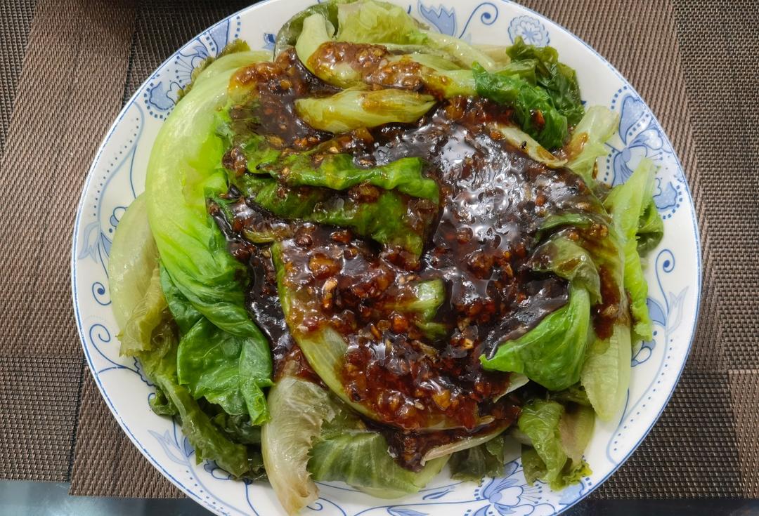 蒜蓉蚝油生菜，清脆爽口，色香味俱全
