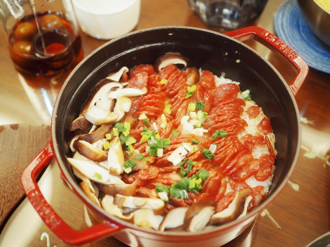 铸铁锅腊肠煲仔饭