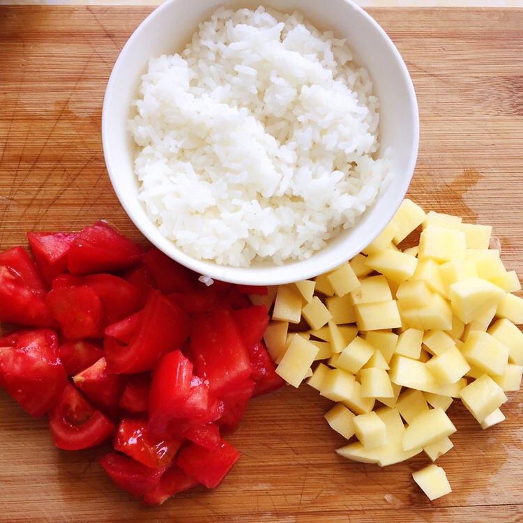 超香番茄土豆烩饭，家里有剩米饭的可以做哦！的做法 步骤1
