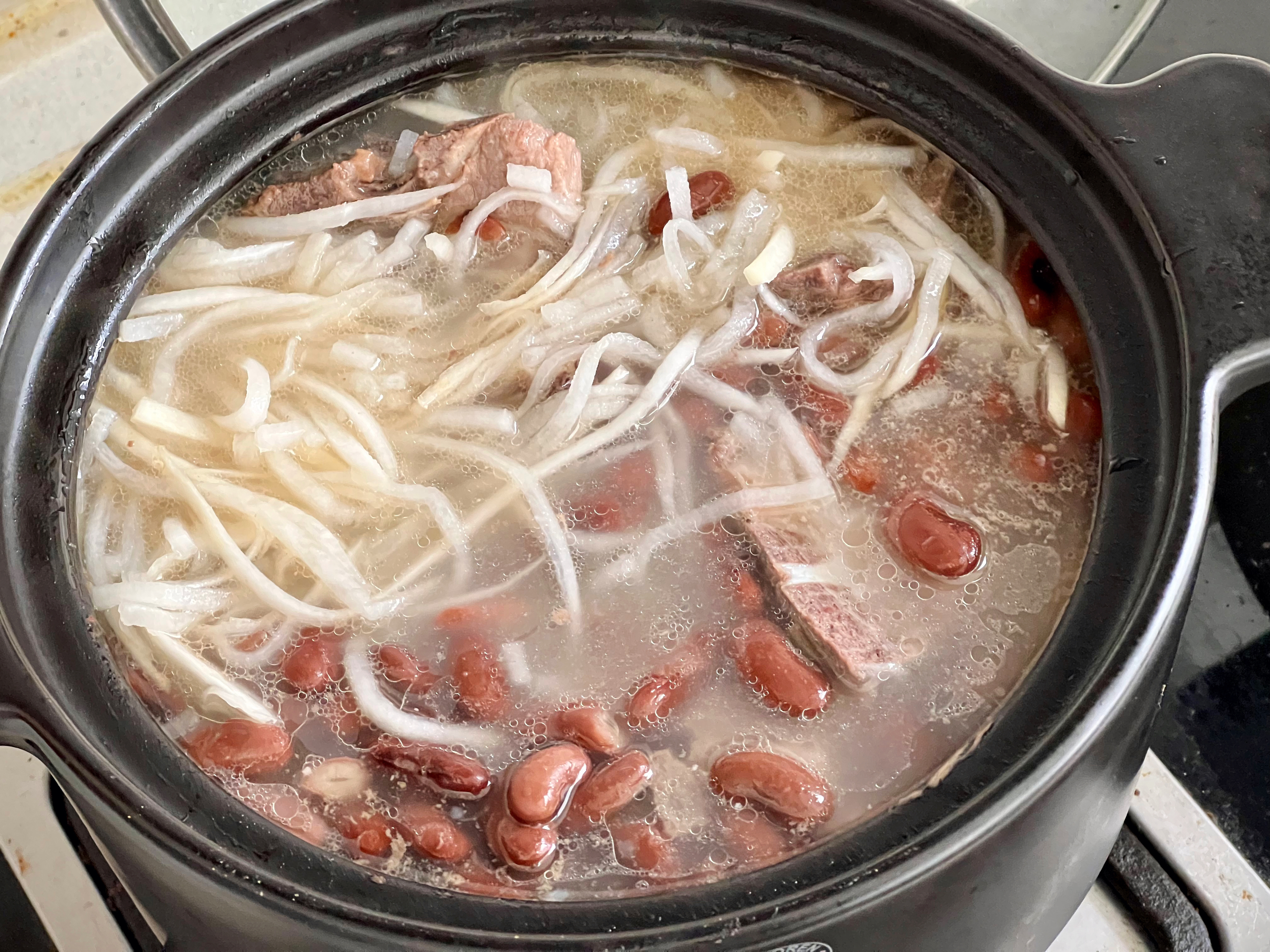 酸萝卜红豆排骨汤的做法 步骤4