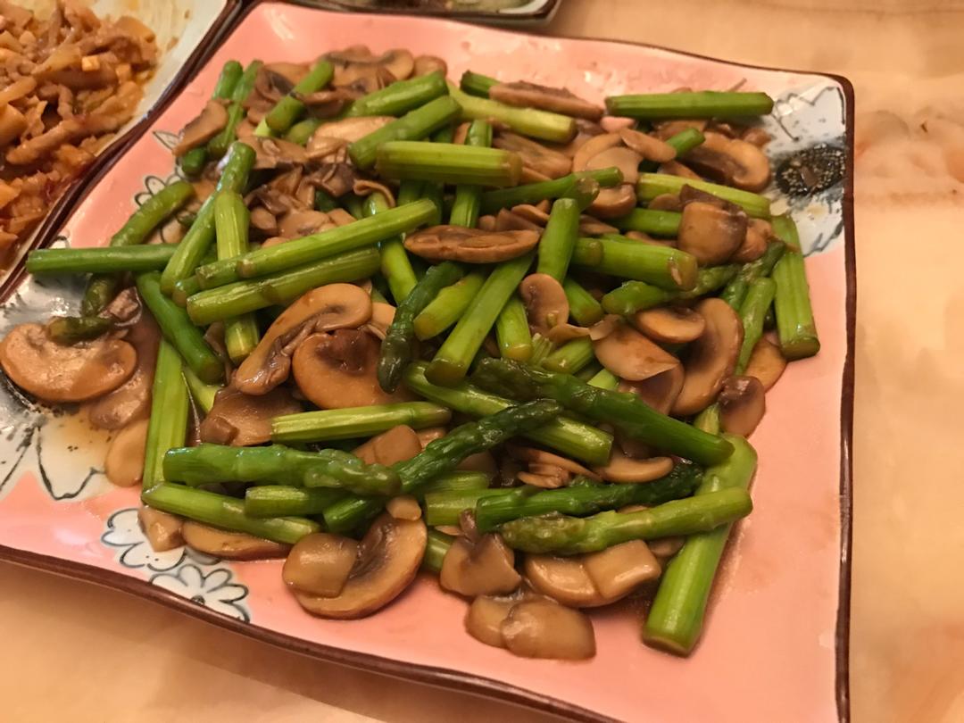 芦笋炒蘑菇