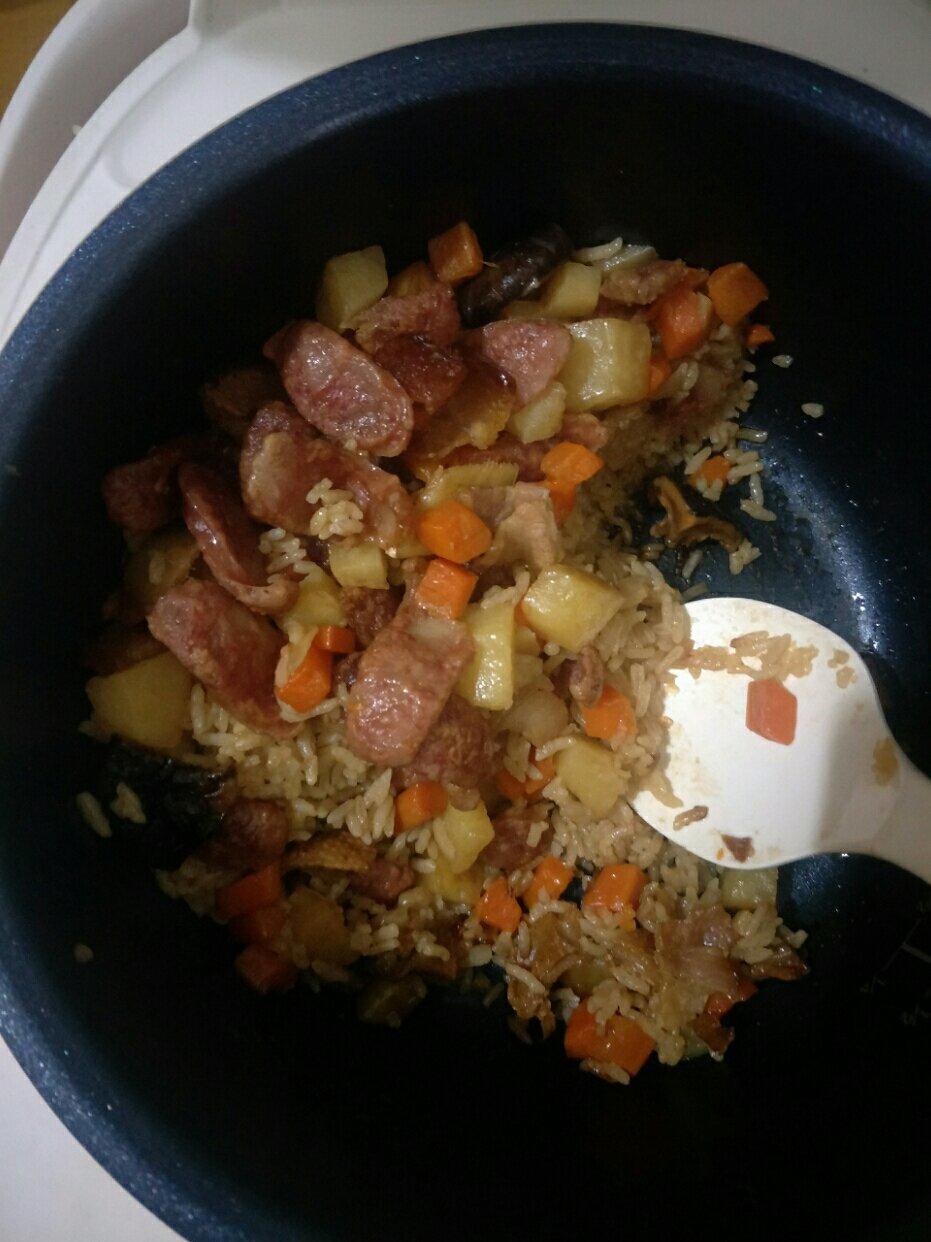 香菇腊肠土豆焖饭