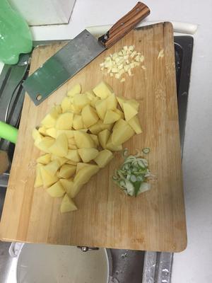 土豆炖鸡肉的做法 步骤2