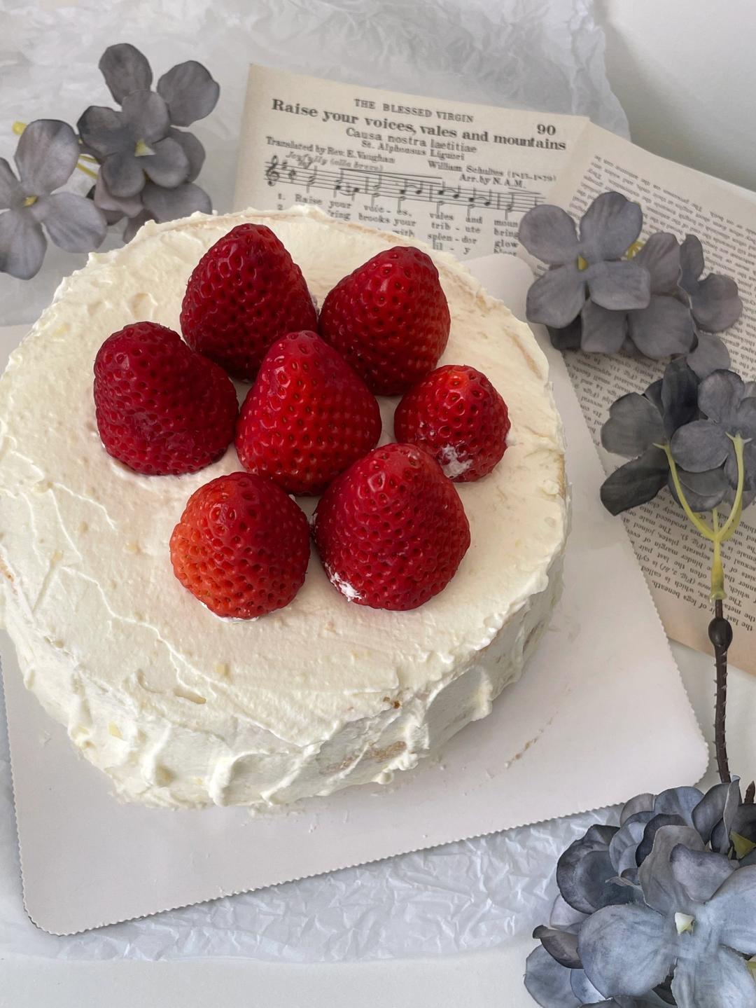 不会抹奶油也可以做的草莓方蛋糕！