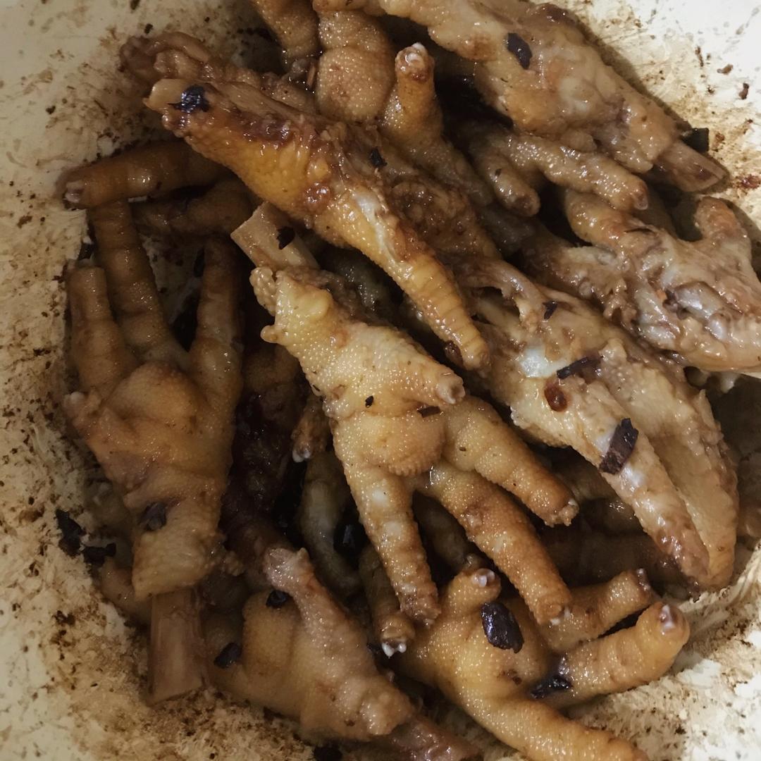 厨师长教你：“虎皮鸡爪”的家常做法，软嫩脱骨，很适合老人孩子