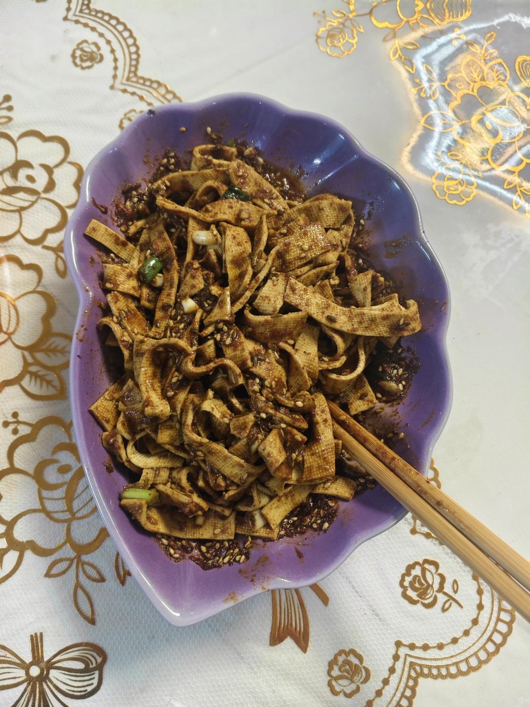 比辣条好吃百倍香辣孜然豆皮