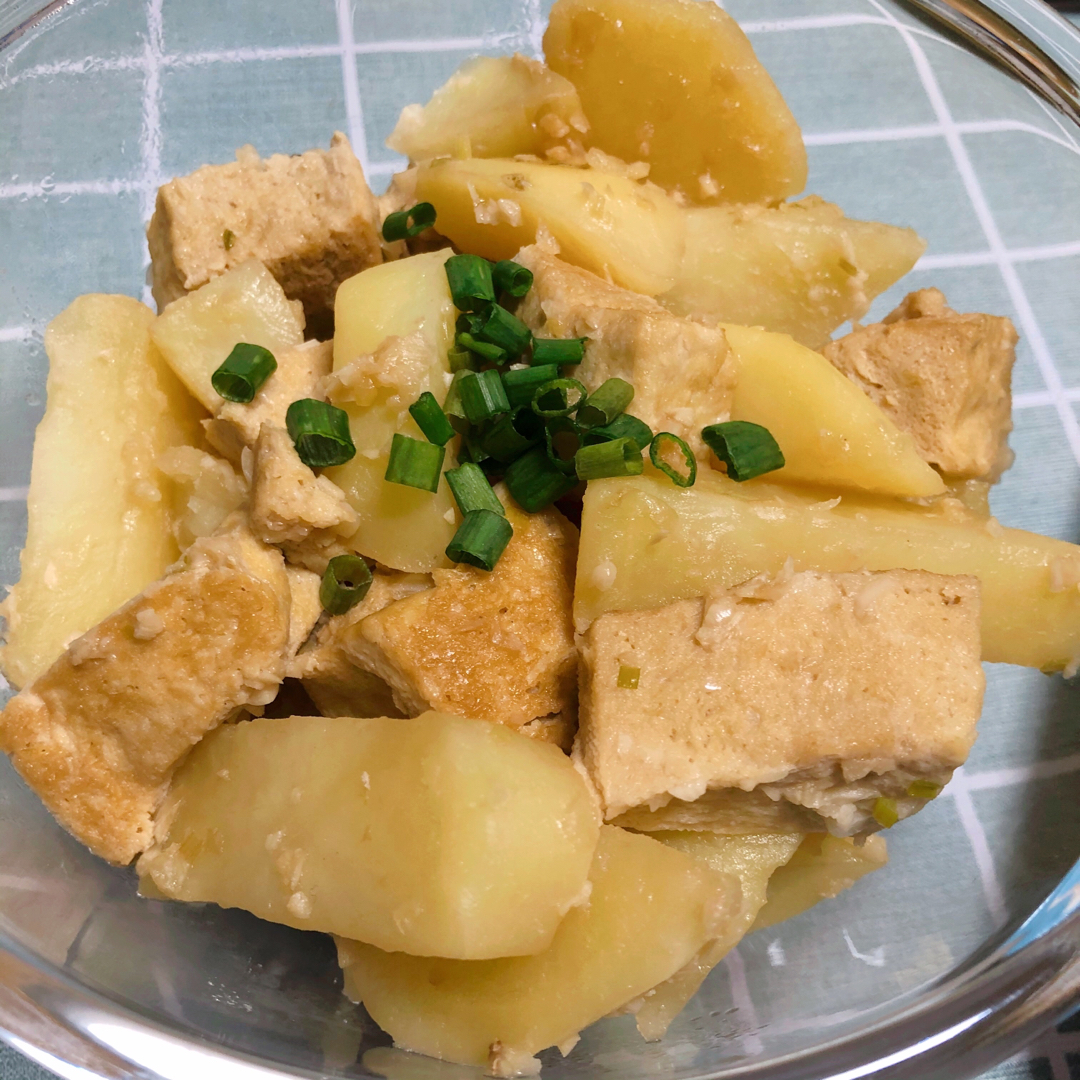 土豆烧冻豆腐（简单美味零难度）