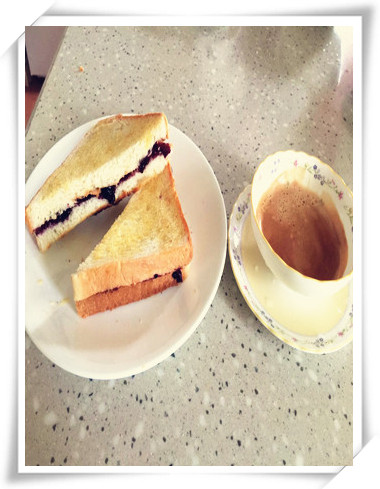 花生、蓝莓酱夹心烤三明治