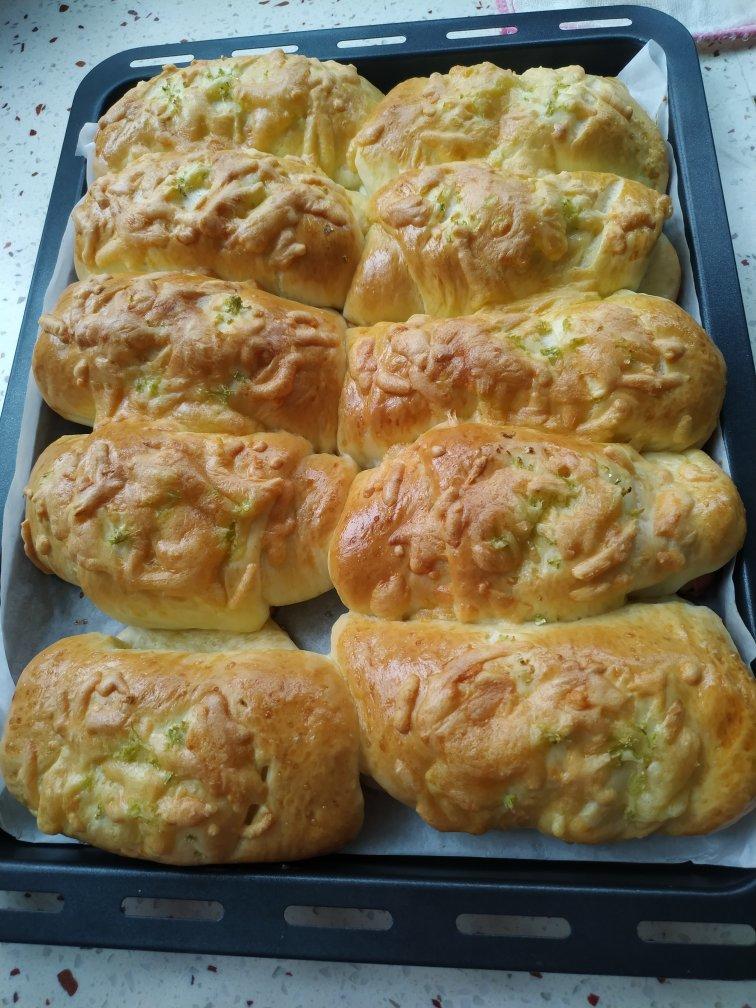 酥香柔软的芝士香肠面包