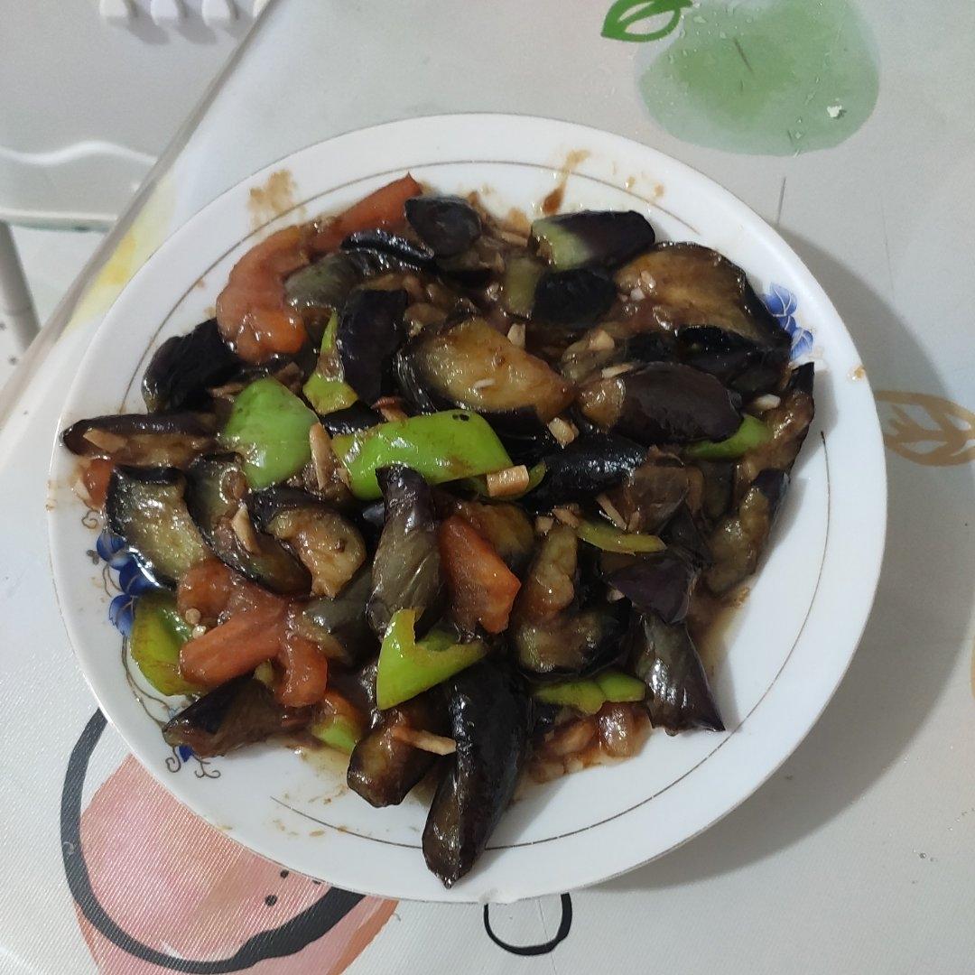 红烧茄子（佐西红柿尖椒）