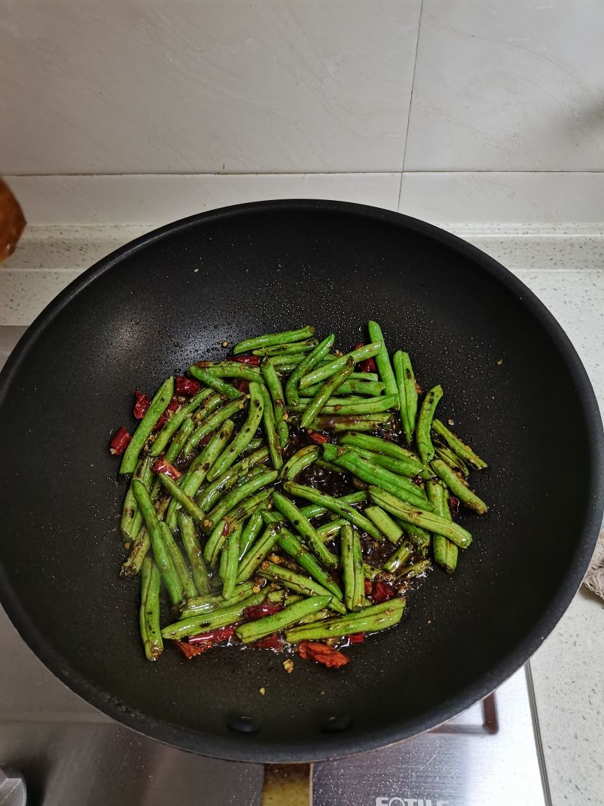 家庭版不费油干煸四季豆的做法 步骤5