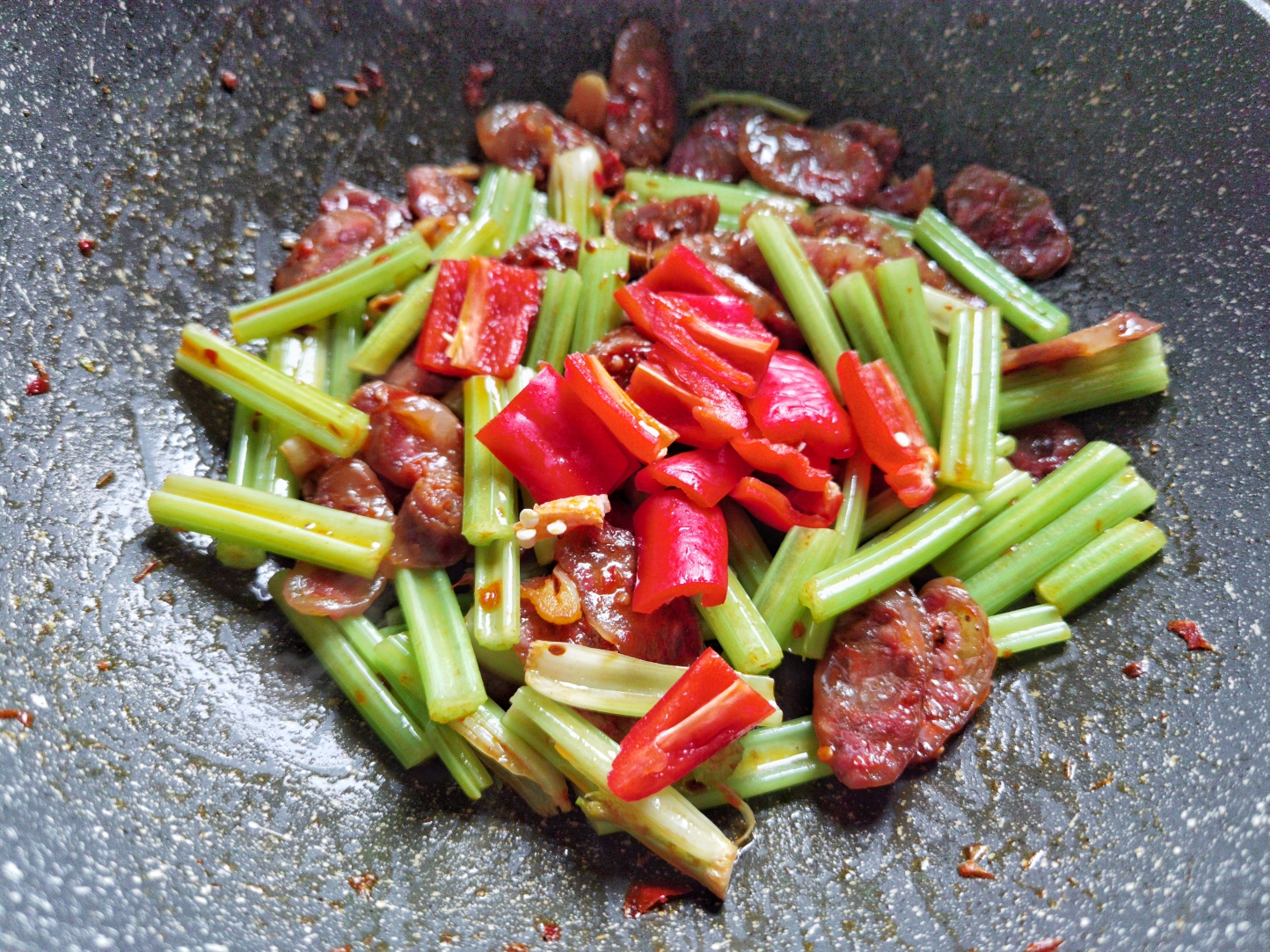 ㊙️腊味‼️腊肠炒芹菜‼️简单又好吃的做法 步骤6