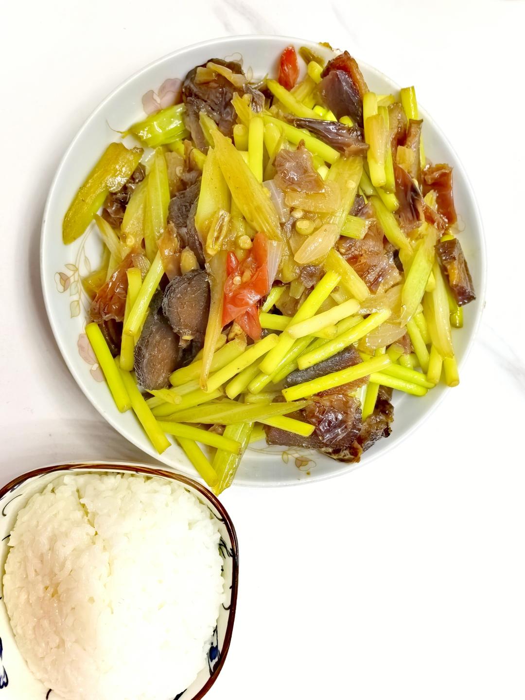 蒜苔芹菜炒腊肉的做法