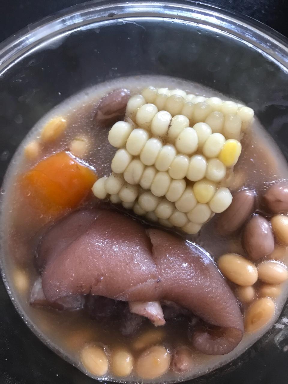 黄豆花生猪脚汤