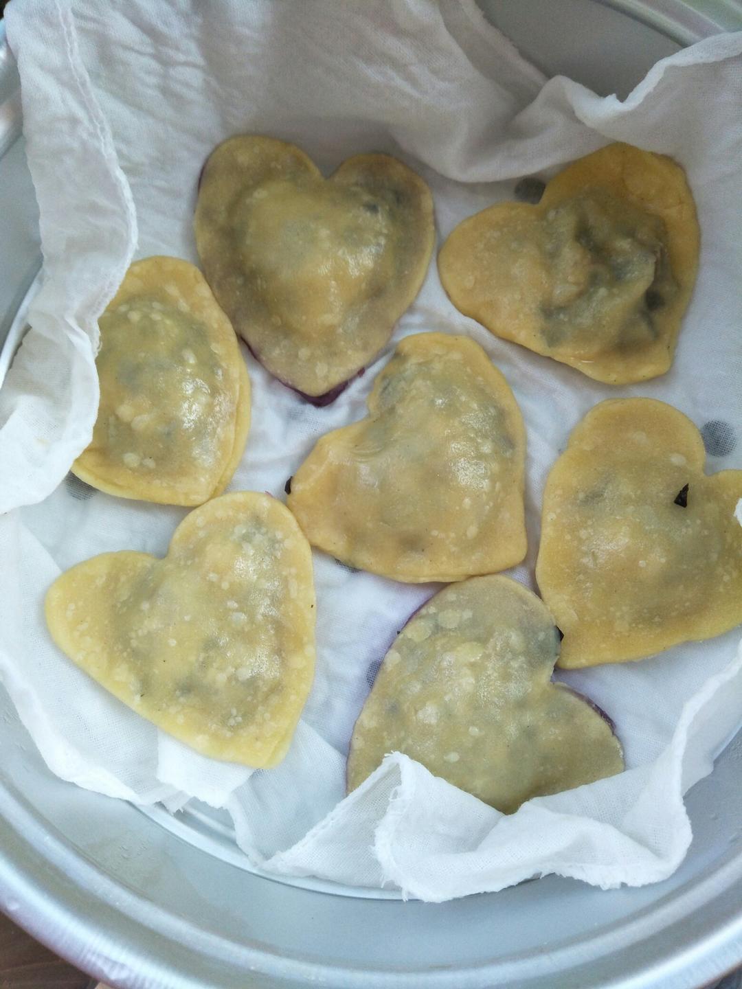 晶莹剔透的爱心花样水晶虾饺