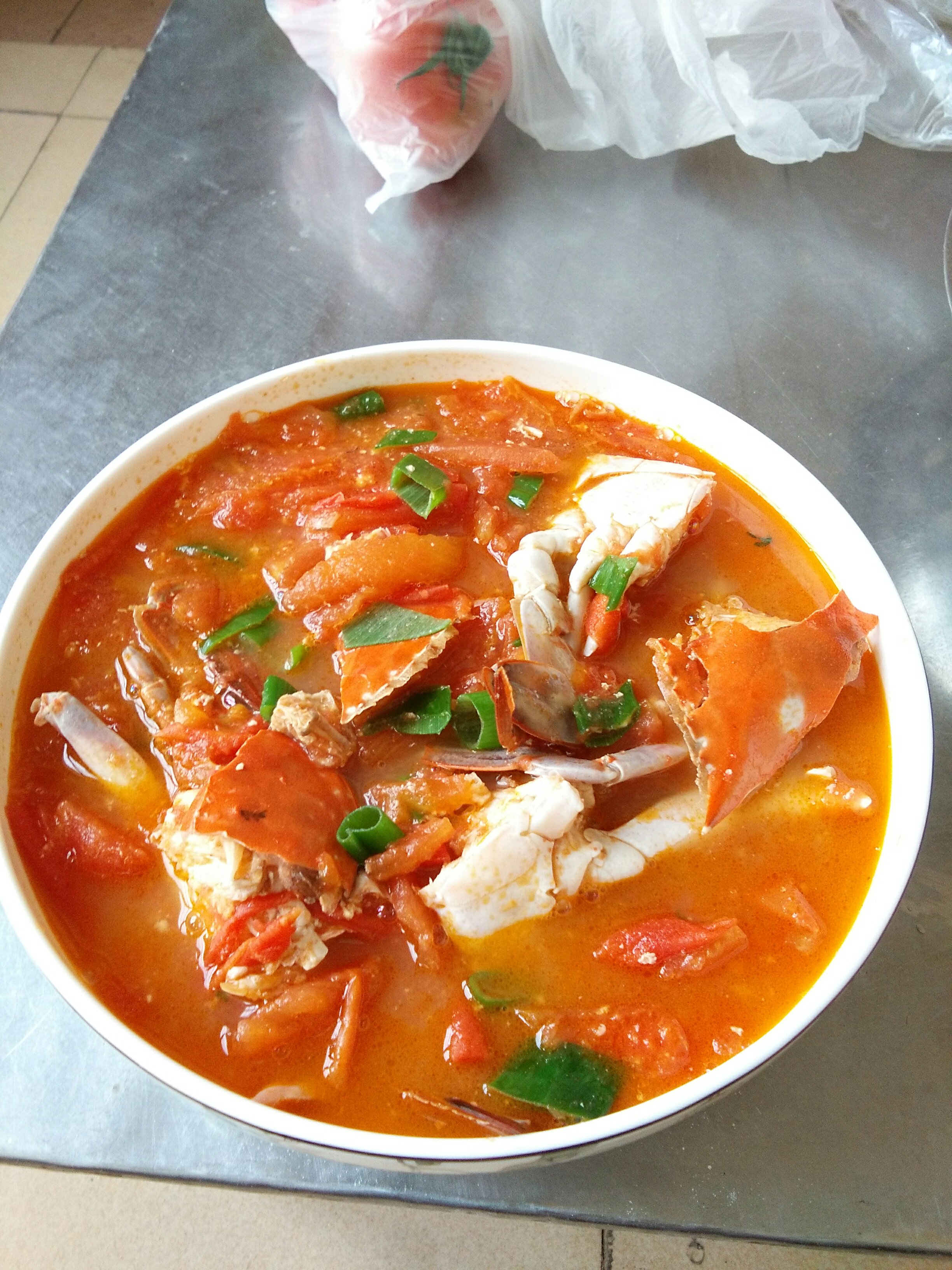 螃蟹西红柿汤（你想象不到的鲜美酸甜）的做法