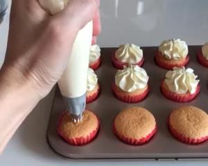 奶油纸杯小蛋糕的做法 步骤10