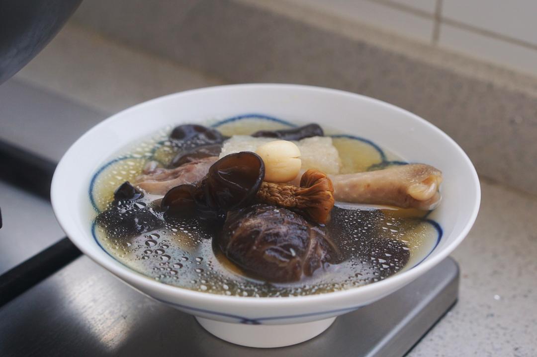 姬松茸竹荪菌菇鸡汤