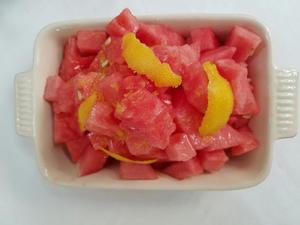 柠檬糖浆西瓜【全世界最简单的西餐】的做法 步骤2