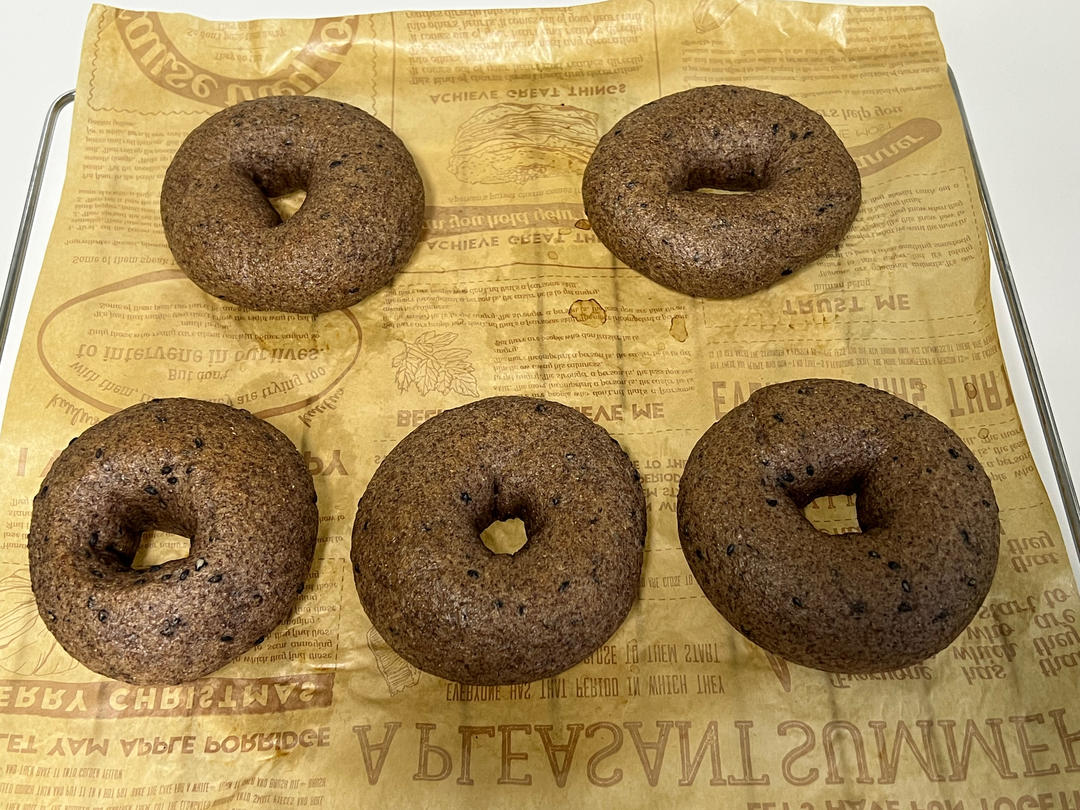 新手友好的无糖无油100%黑全麦贝果