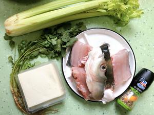 香菜西芹豆腐鱼头汤《每日一膳·春·清明》的做法 步骤1