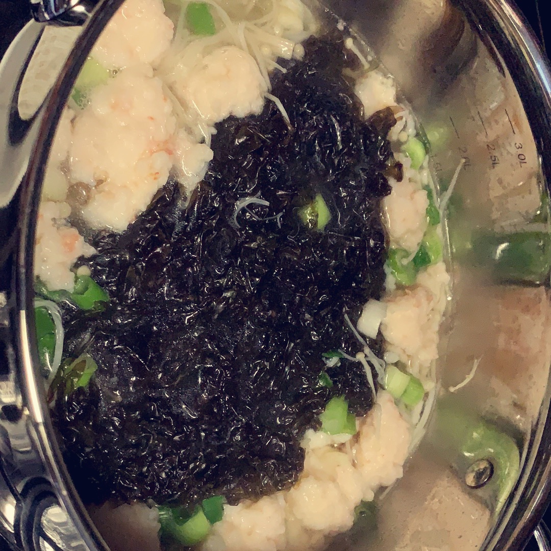 虾滑紫菜金针菇汤的做法 步骤1