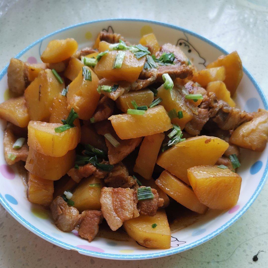 五花肉闷土豆