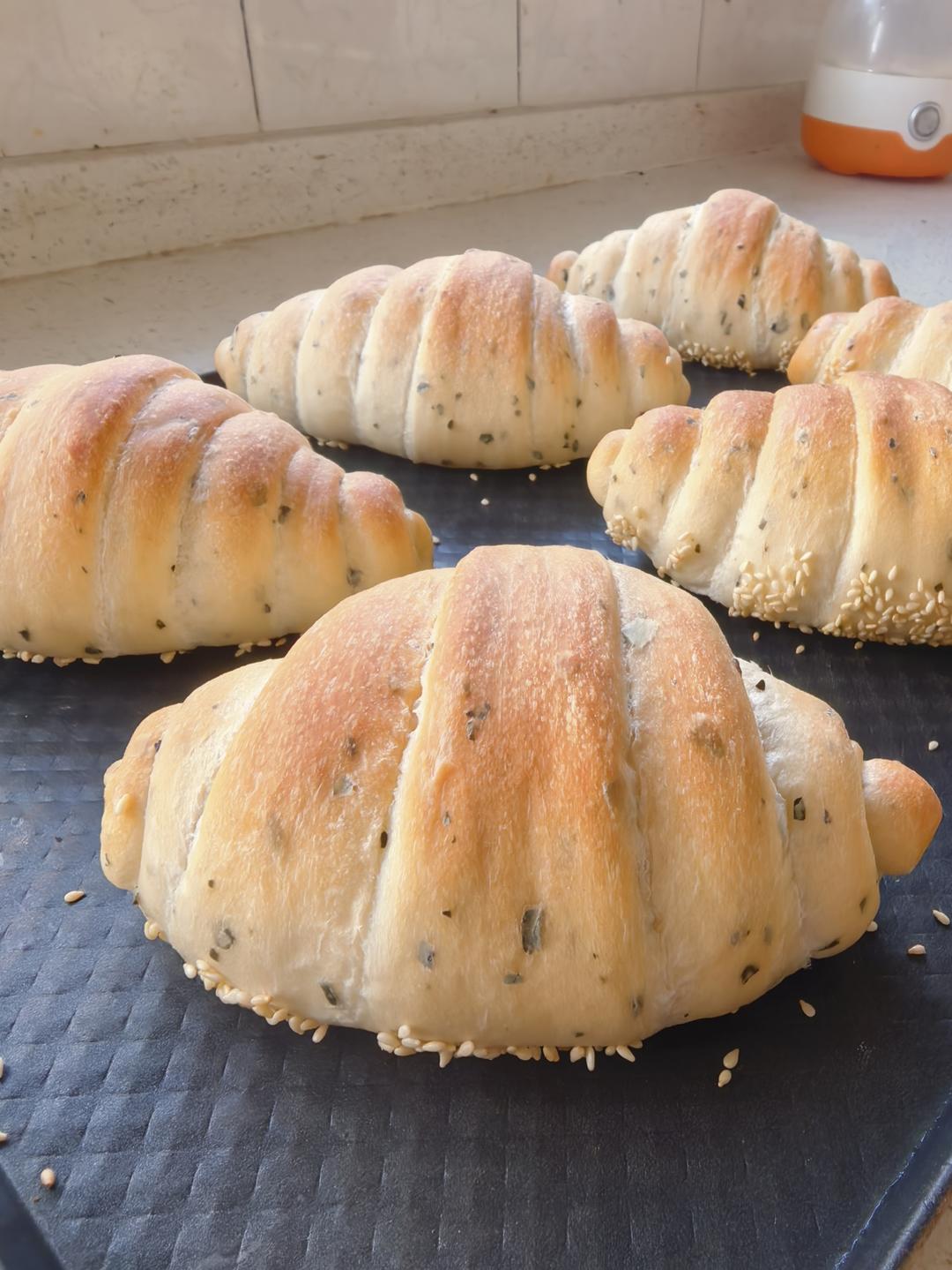 黄油+花椒叶？！这海盐卷香到离谱！🧂 咸香酥脆，根本停不下来！
