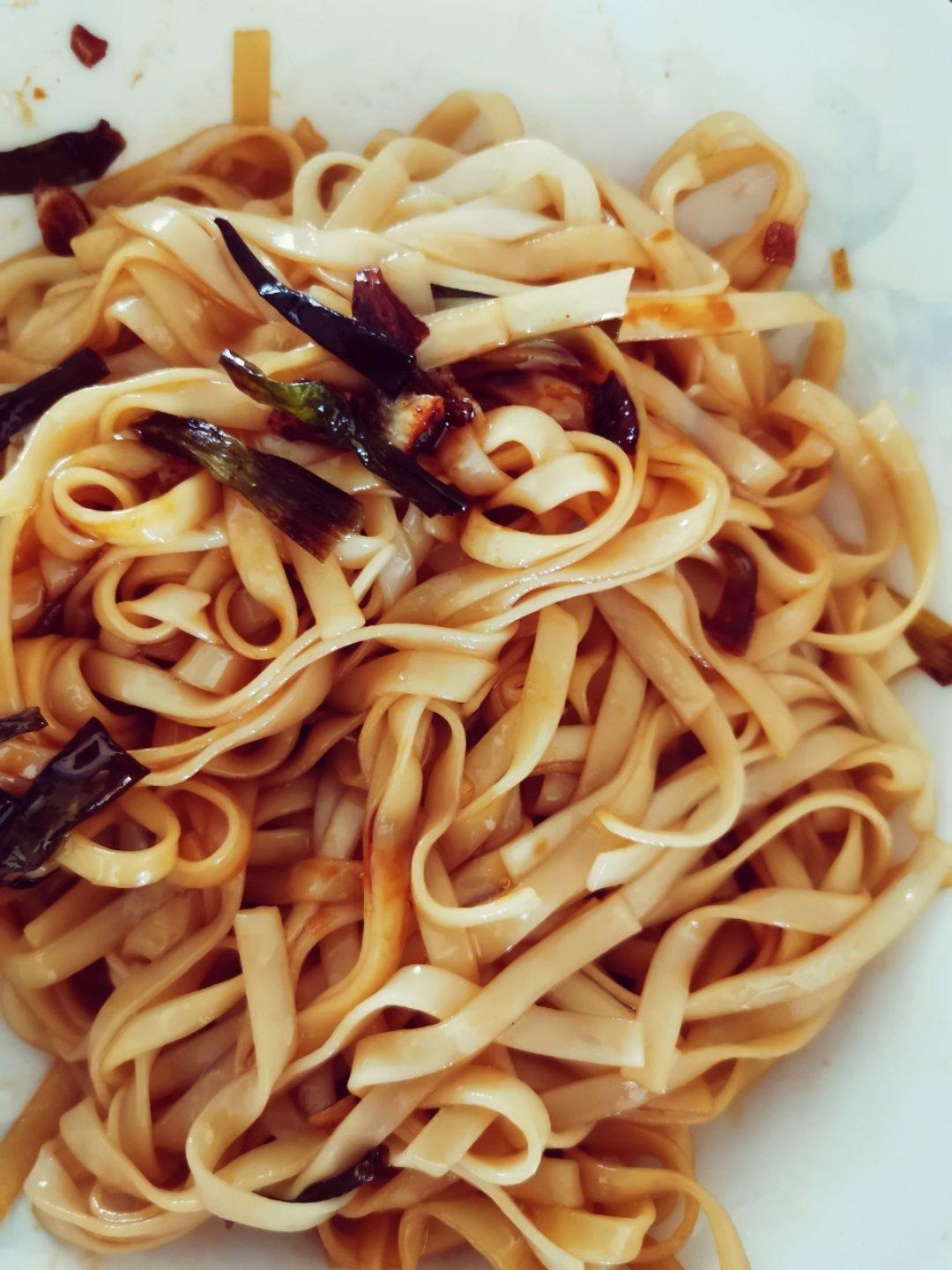 10分钟搞定的一碗葱油拌面