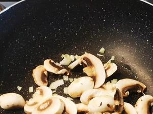 减脂快手餐之蘑菇菜蔬煎蛋的做法 步骤1