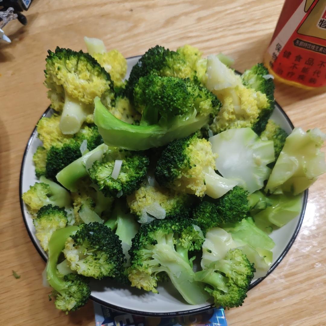 清炒西蓝花，口味清淡，营养价值高