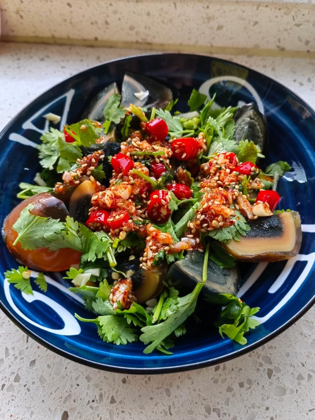 ㊙️火爆香菜拌皮蛋🔥香辣开胃又下饭～