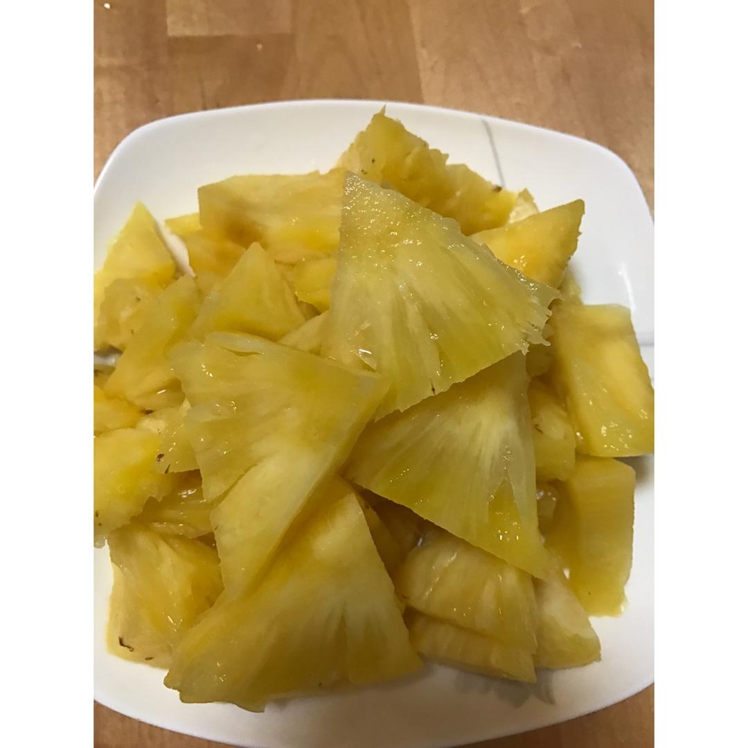 不到两分钟，切好一整个菠萝（独家）